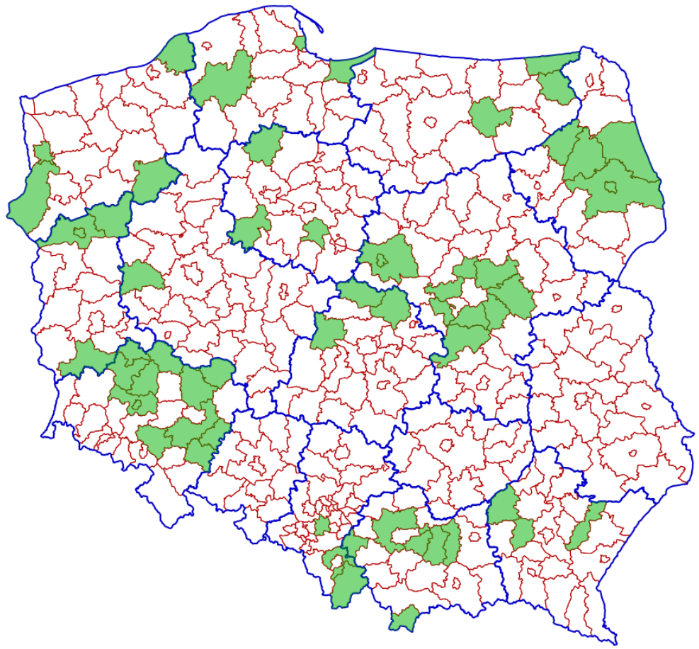 Ilustracja przedstawiająca mapę polski zawierającą granice administracyjne województw i powiatów. Kolorem zielonym zostały zaznaczone powiaty, które uruchomiły odbieranie zawiadomień elektronicznych o zmianach w Księgach Wieczystych.