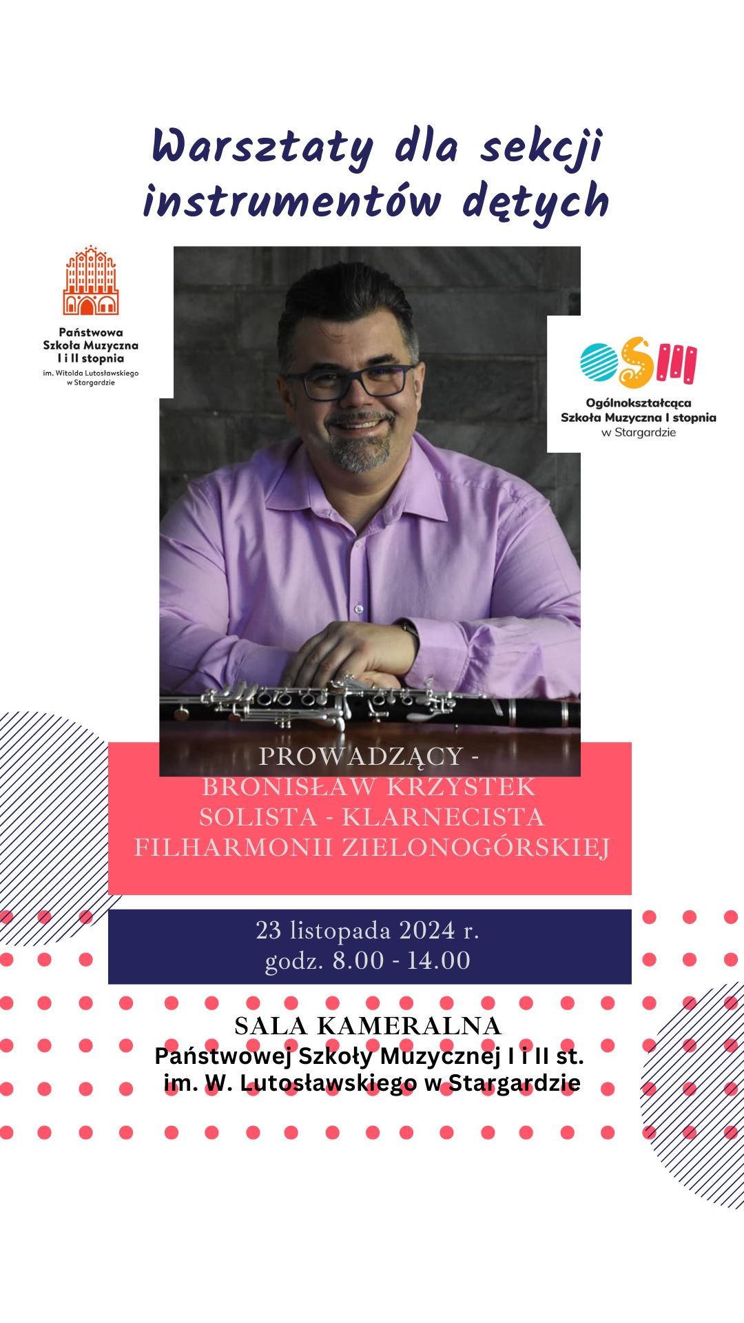 Plakat informujący o Warsztatach dla sekcji instrumentów dętych z Bronisławem Krzystkiem w dniu 23.11 2024, które odbędą się w godzinach 8.00-14.00. Tło plakatu jest białe, a w jego centralnej części znajduje się zdjęcie pana Bronisława Krzystka siedzącego przy stole, na którym leży klarnet. Klarnecista uśmiecha się, ubrany jest we wrzosową koszulę, a na nosie ma okulary. Poniżej zdjęcia na różowym i granatowym prostokącie znajdują się napisy w kolorze białym. Dół plakatu ozdabiają umieszczone poziomo w sześciu rzędach różowe kropki.