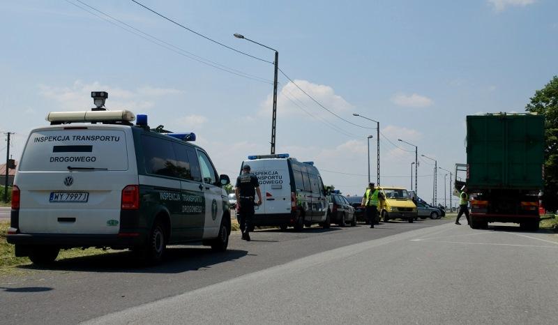 Radiowozy ITD i zielona ciężarówka