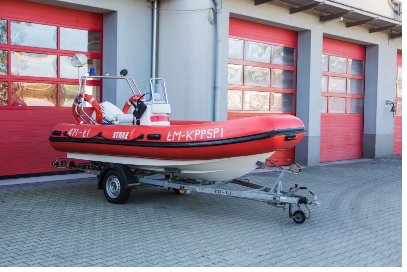 Łódź hybrydowa Sportis Idea 2000 z silnikiem zaburtowym i przyczepą