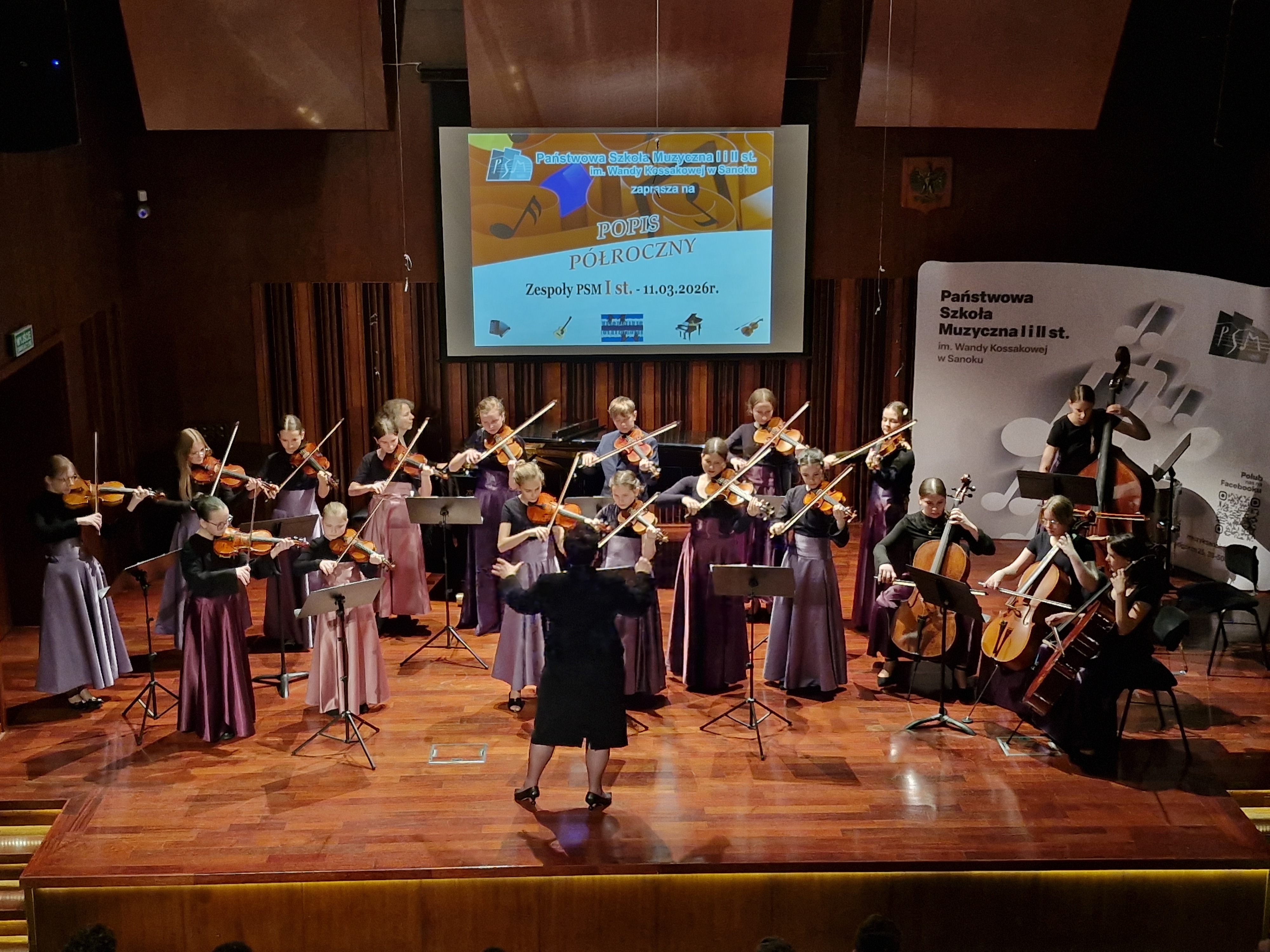 Orkiestra dziecięca pod dyrekcją Elżbiety Przystasz. Scena PSM I i II st. w Sanoku