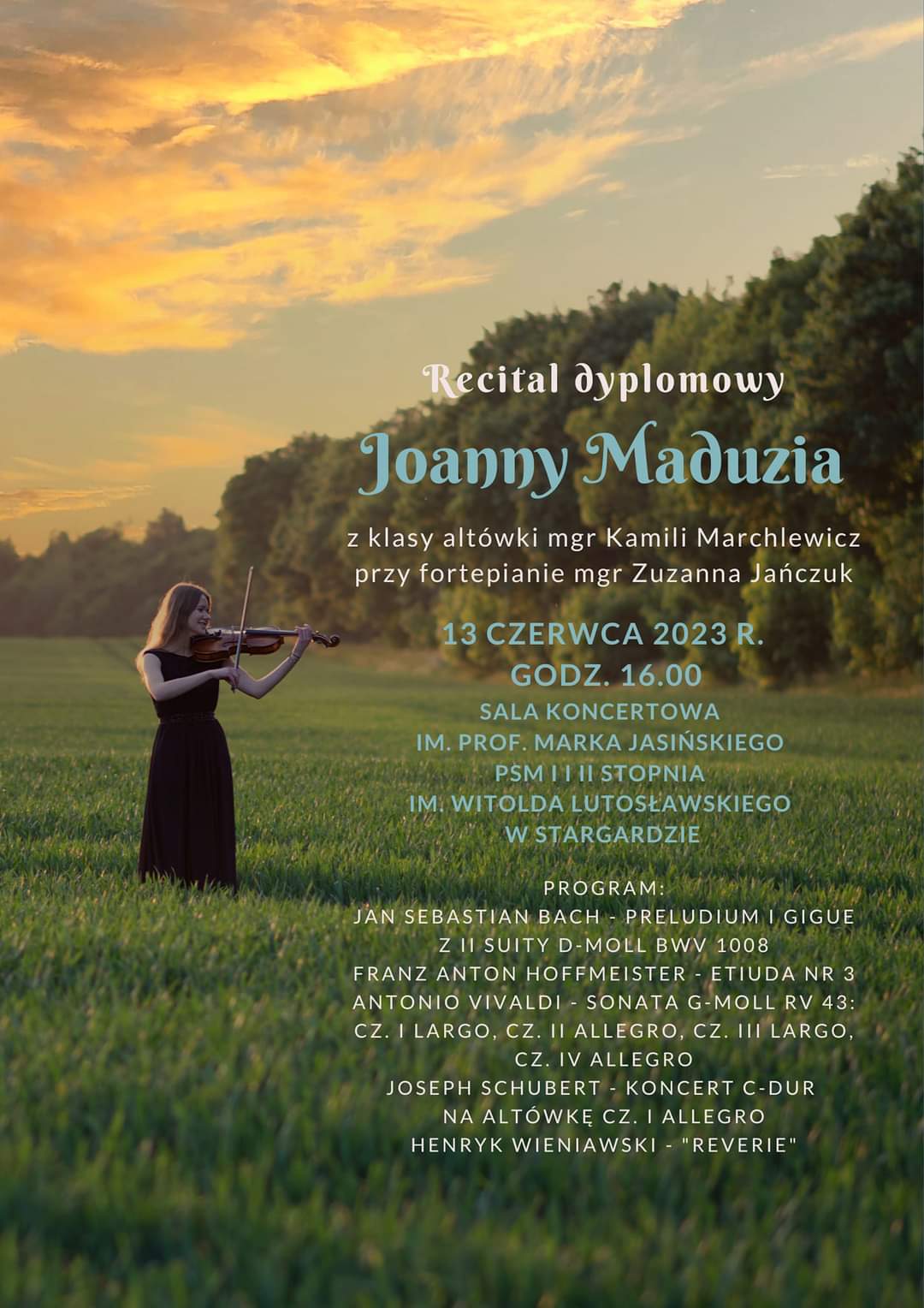 Plakat informujący o recitalu dyplomowym Joanny Maduzi - uczennicy klasy altówki mgr Kamili Marchlewicz w dniu 13 czerwca 2023 o godzinie 16.00. Zdjęcie przedstawia stojącą w polu uczennicę trzymająca altówkę, w tle złociste niebo przy zachodzie słońca.