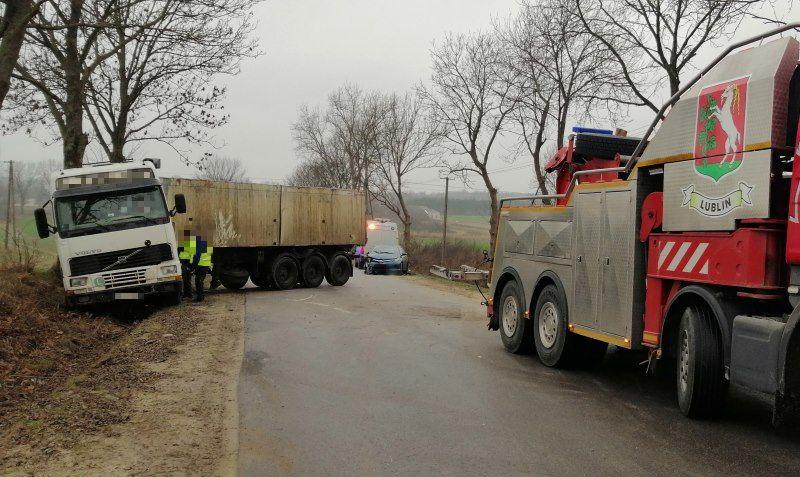 Rozbita ciężarówka i samochód osobowy.