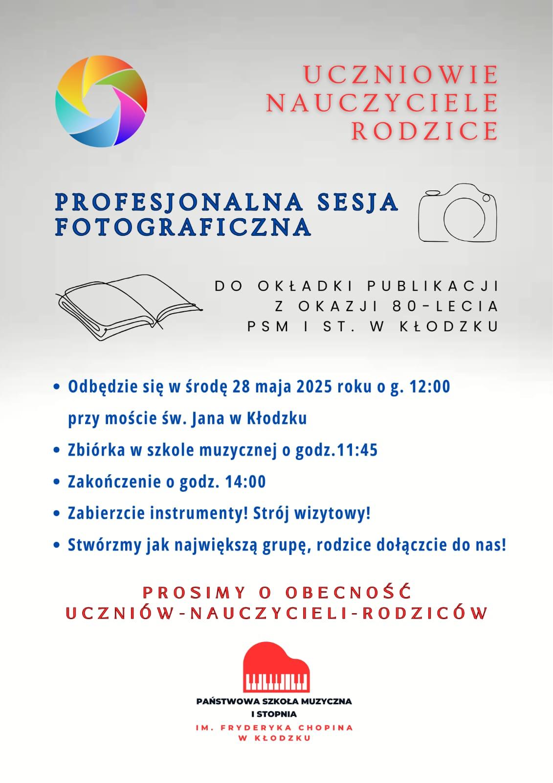 Plakat na jasnym tle z szczegółową informacją tekstową dotyczącą zrobienia wspólnego zdjęcia społeczności szkolnej w dniu 28 maja 2025