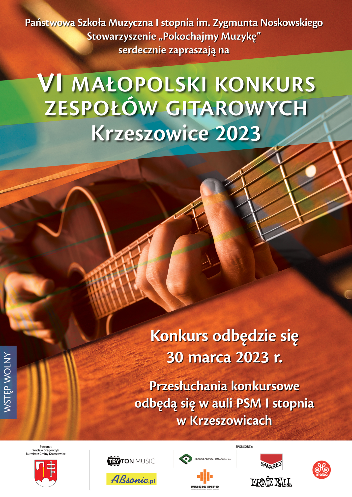 Plakat. W tle w odcieniach brązu, gitara i ręce gitarzysty. Od góry biały napis Państwowa szkoła Muzyczna I stopnia im. Zygmunta Noskowskiego Stowarzyszenie "Pokochajmy Muzykę" serdecznie zapraszają na. Niżej Dużymi literami: VI Małopolski Konkurs Zespołów Gitarowych Krzeszowice 2023. Niżej: konkurs odbędzie się 30 marca 2023 r. Przesłuchania konkursowe odbędą się w auli PSM I stopnia w Krzeszowicach. Na dole logotypy sponsorów i partnerów.