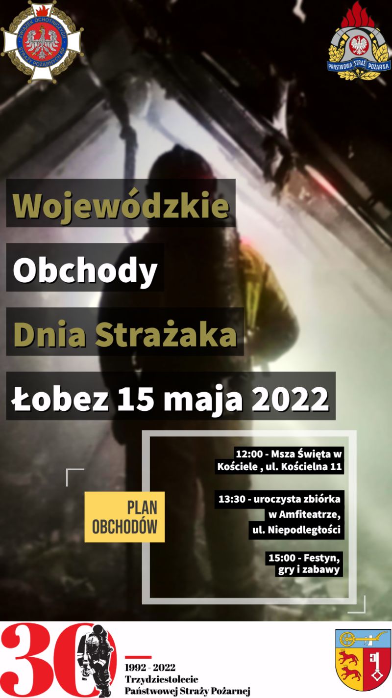 Plakat, grafika promocyjna Wojewódzkich Dni Strażaka. W lewym górnym roku logo Ochotniczen a w prawym Państwowej Straży Pożarnej. Na środku strażak, widoczny od tyłu. Sceneria zdjęcia mroczna, mało światła. Strażak jest w pomieszczeniu po pożarze. Na dole w lewym rogu logo 30 lecia PSP. 