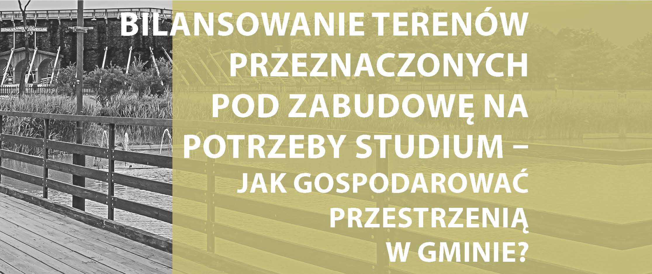 po lewej stronie drewniany most, rzeka, drzewa, po prawej stronie na zielonym tle napis Bilansowanie terenów przeznaczonych pod zabudowę na potrzeby studium-jak gospodarować przestrzenią w gminie