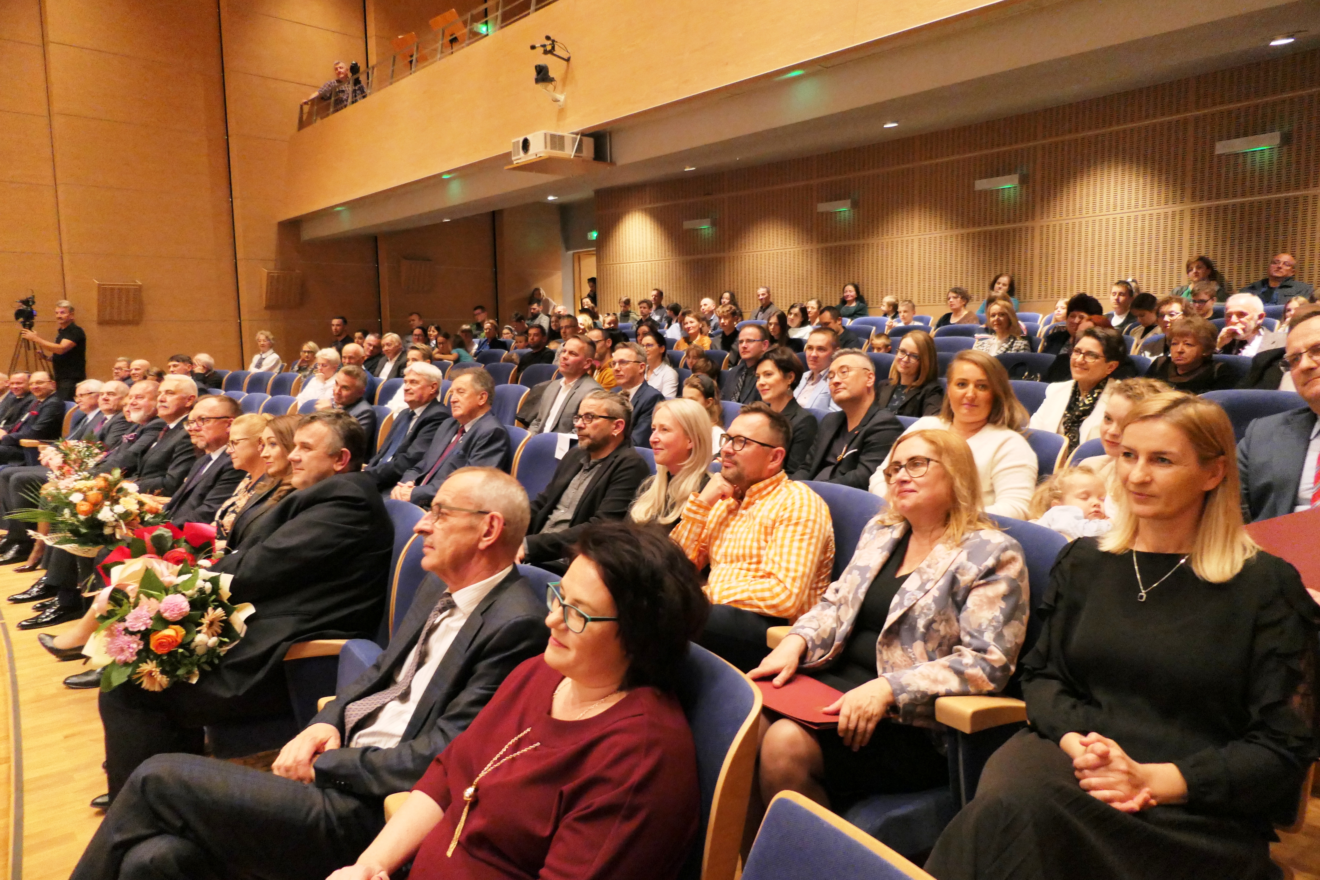 Zdjęcie przedstawiające gości zgromadzonych na sali koncertowej ZPSM im. F Chopina w Jarosławiu