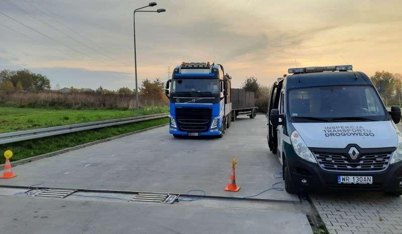 Ciężarówka z szambami przed wjazdem na wagę.