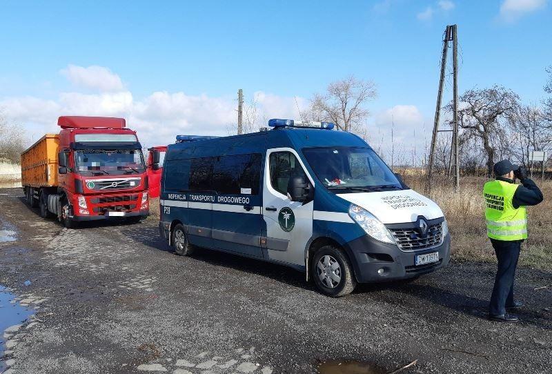 Kierowcę ciężarówki poruszającego się „na magnesie" zatrzymał do kontroli patrol dolnośląskiej ITD koło Strzelina.