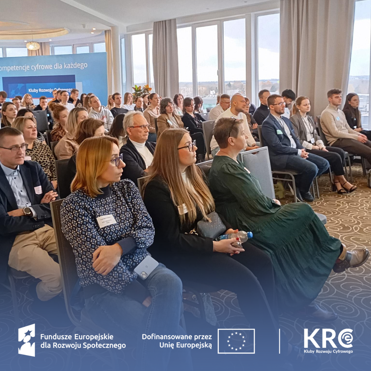 Osoby na widowni, które słuchają prezentacji podczas wydarzenia