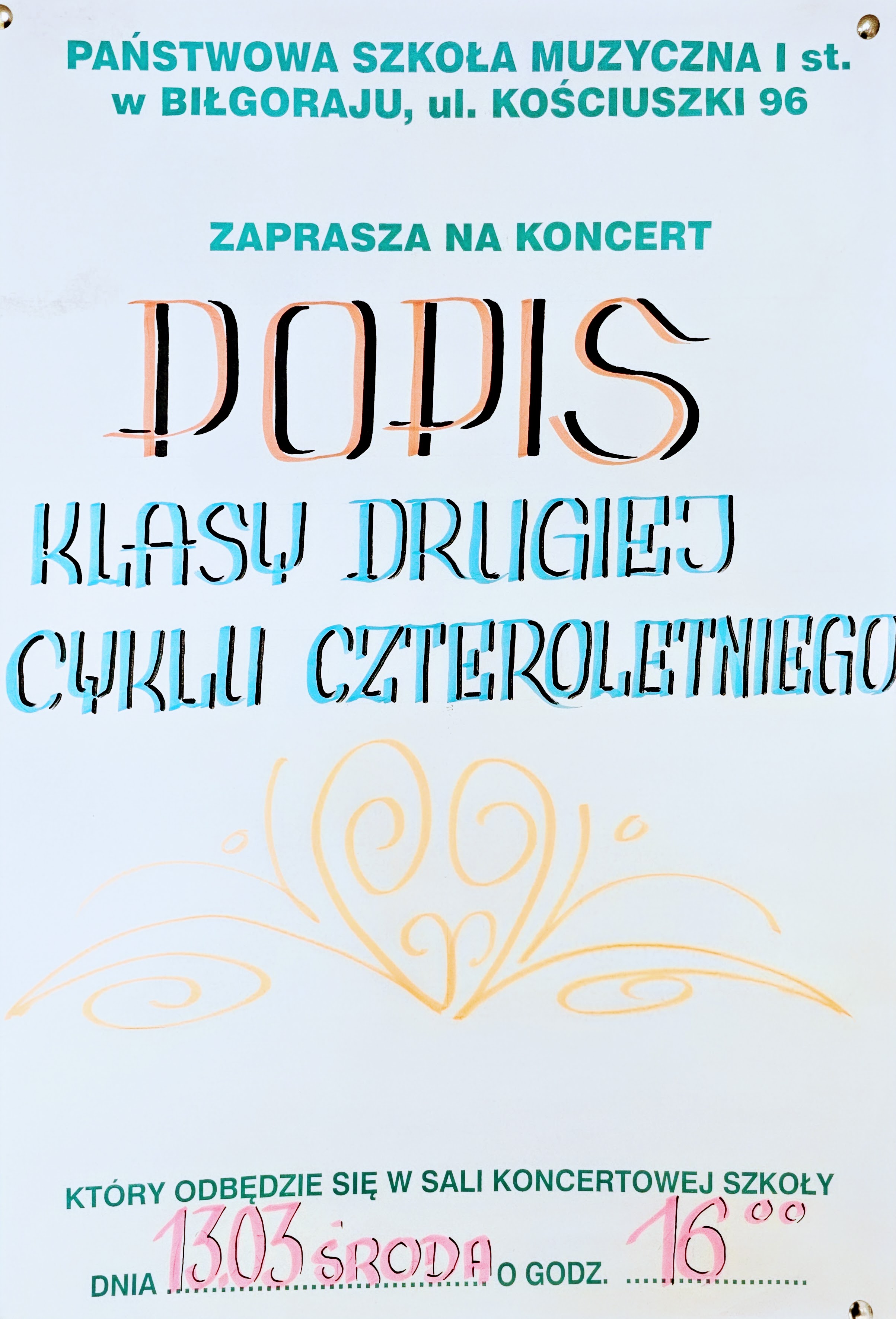 Popis uczniów kl. II/4 13.03.2024 r. godz. 16:00. Elementy dekoracyjne. Tło odcienie białego.