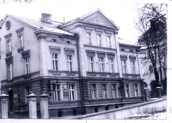 Zdjęcie czarno-białe, które przedstawia obecny wygląd Szkoły Muzycznej w Kłodzku, znajdującej się przy ul. Kościuszki 8