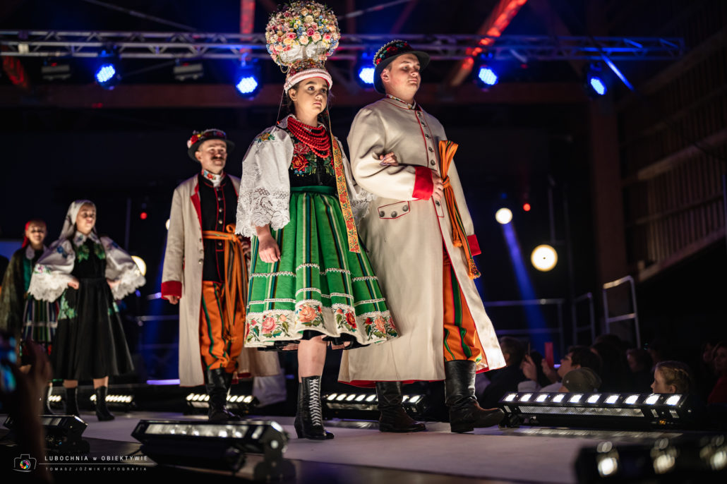 MŁODZIEŻ ZSCKR W ZDUŃSKIEJ DĄBROWIE REPREZENTOWAŁA REGION ŁOWICKI NA „FOLK FASHION SHOW 2022”