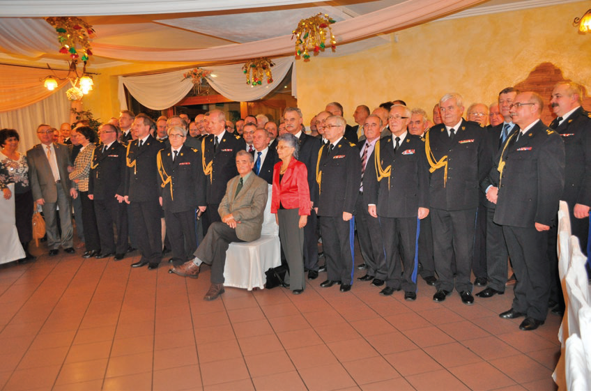 Zdjęcie przedstawia pamiątkowe zdjęcie uczestników uroczystości benefisu z okazji 90 lat życia płk. poż. w stanie spocz. Zdzisława Filingiera.