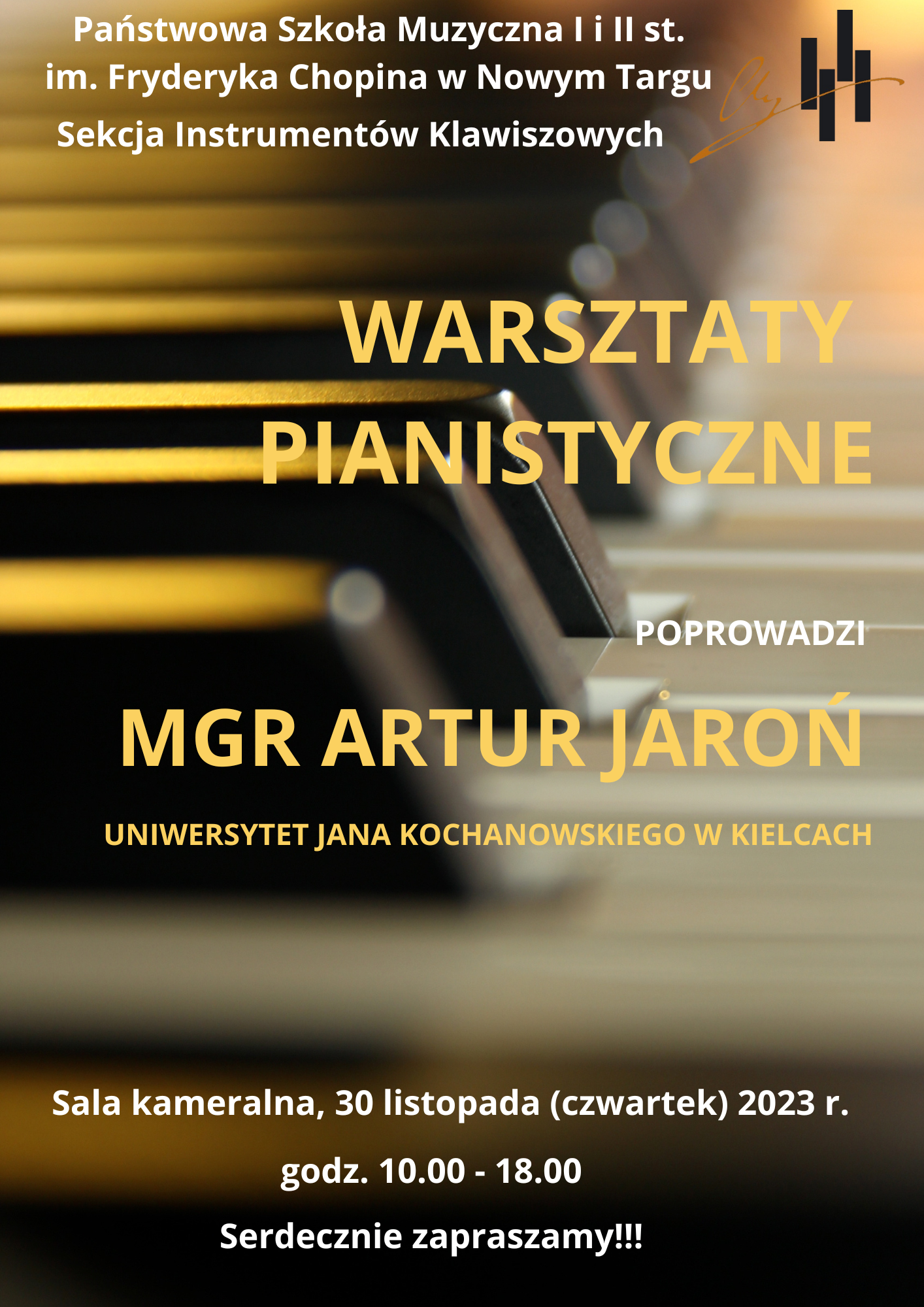 ło całego plakatu to klawiatura fortepianu. Dominują kolory żółto-brązowe. Górna część plakatu to pełna nazwa szkoły oraz sekcji organizującej warsztaty oraz logo szkoły. Następnie nazwa wydarzenia oraz dane (imię i nazwisko) prowadzącego warsztaty. Dolna część plakatu to informacje dotyczące miejsca, daty oraz czasu trwania warsztatów jak równiez zaproszenie na to wydarzenie.