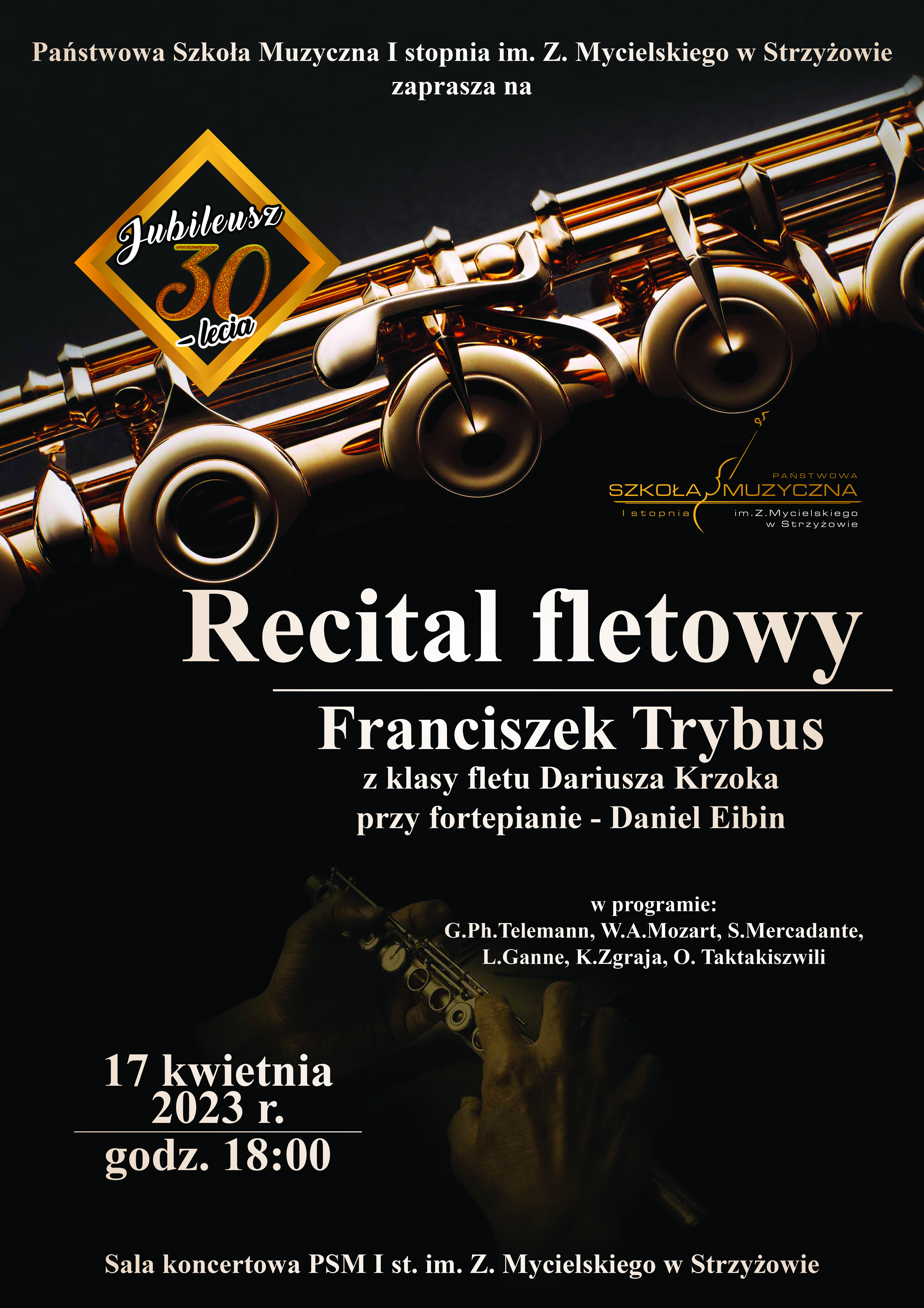 Plakat w ciemnej kolorystyce – czerń i odcienie brązu. W centrum duży, podkreślony napis „Recital fletowy” oraz „Franciszek Trybus z klasy fletu Dariusza Krzoka przy fortepianie – Daniel Eibin”. Poniżej mniejszą czcionką program koncertu. W lewym dolnym rogu data i godzina koncertu. W górnej części plakatu zamieszczone zdjęcie fragmentu fletu poprzecznego, oraz logotypy PSM I st. W Strzyżowie oraz Jubileuszu 30-lecia szkoły. U dołu także zdjęcie fletu trzymanego w rękach z małym kryciem (mało widoczne). 