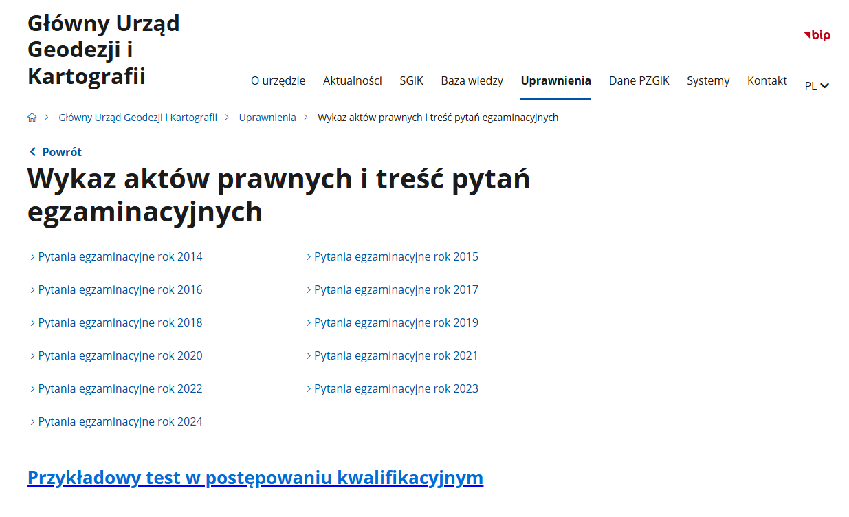 zrzut ekranu ze strony GUGiK zakładki Uprawnienia - Wykaz aktów prawnych i treść pytań egzaminacyjnych z Biuletynu Informacji Publicznej, znajdującego się na stronie podmiotowej Głównego Urzędu Geodezji i Kartografii.