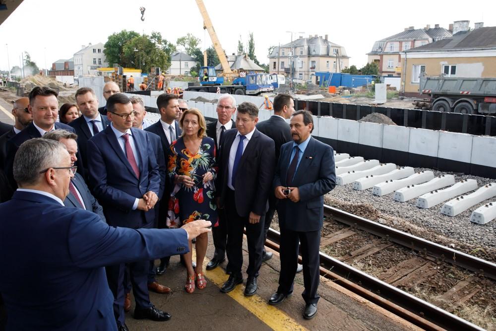 Premier Mateusz Morawiecki wraz z delegacją ogląda etap budowy linii kolejowej w Dęblinie.