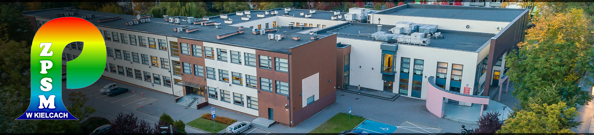 Zdjęcie budynku ZPSM w Kielcach, po lewej stronie logo szkoły - tęczowa tuba z napisem ZPSM w Kielcach