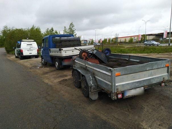 Samochód dostawczy z przyczepą