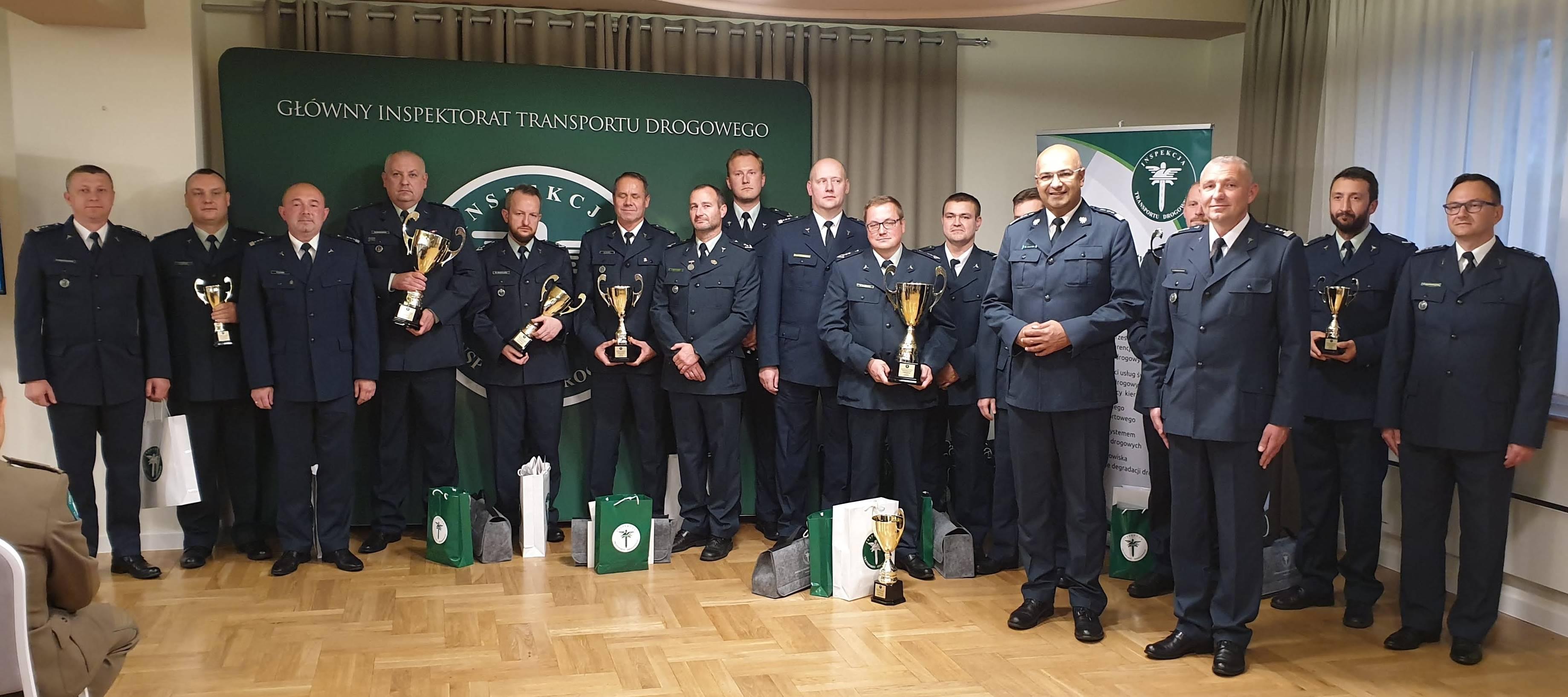 Inspektorzy w mundurach