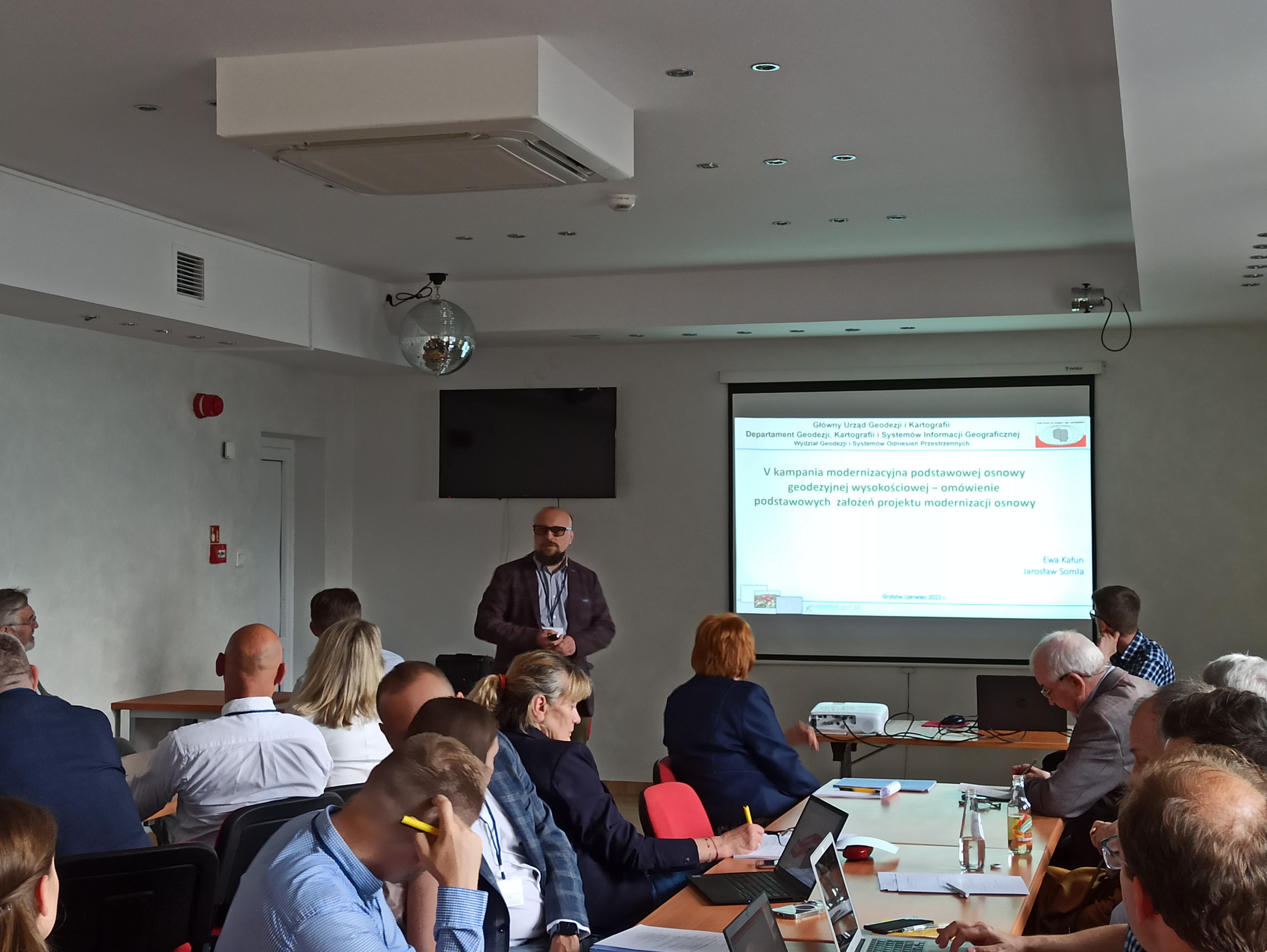 Na zdjęciu Jarosław Somla, Naczelnik Wydzału GSOP w trakcie prezentacji na temat V kampanii modernizacyjnej podstawowej osnowy wysokościowej.