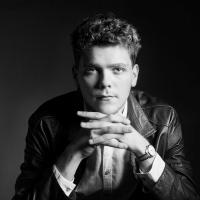 Zdjęcie przedstawia młodego artystę-Szymona Nehringa. Zdjęcie w konwencji czarno-białej. 