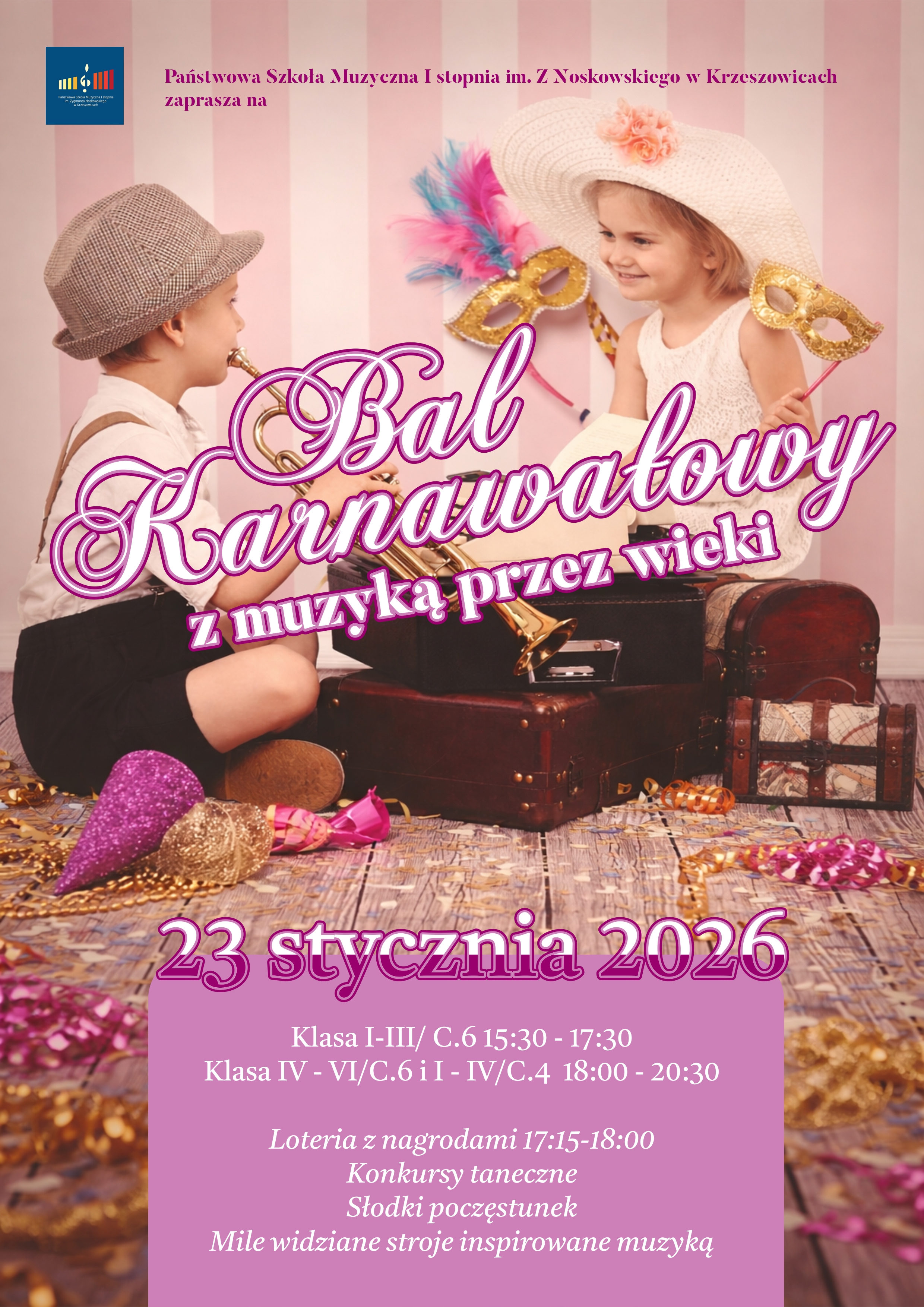 Plakat wydarzenia muzyczno-tanecznego w orientacji pionowej, utrzymany w ciepłej, pastelowej kolorystyce. Tło plakatu stanowią pionowe pasy w odcieniach jasnego różu i kremu, nadające całości delikatny, dziecięcy i karnawałowy charakter. W górnym lewym rogu znajduje się logo szkoły muzycznej: granatowy prostokąt z kolorowym znakiem graficznym przedstawiającym nutę oraz pionowe paski w kolorach żółtym, pomarańczowym i czerwonym. Pod znakiem, drobnym białym drukiem, widnieje nazwa szkoły jako element logotypu. Obok logo, u góry plakatu, fioletowo-różowym tekstem zapis: „Państwowa Szkoła Muzyczna I stopnia im. Z Noskowskiego w Krzeszowicach zaprasza na” Centralną część plakatu zajmuje duża fotografia dwojga małych dzieci siedzących naprzeciwko siebie na drewnianej podłodze. Po lewej stronie chłopiec w jasnej koszuli, ciemnych spodenkach i szelkach, w jasnej czapce typu kaszkiet, trzymający trąbkę. Po prawej stronie dziewczynka w jasnej sukience, z jasnym kapeluszem ozdobionym kwiatem, uśmiechnięta, trzymająca złotą maskę karnawałową na patyku. Między dziećmi znajdują się stylizowane walizki i kufry w odcieniach brązu. Wokół rozrzucone są kolorowe serpentyny, konfetti, maski karnawałowe i dekoracje w barwach złota, różu i fioletu. Na fotografii, dużym, ozdobnym, różowym krojem pisma z białą obwódką, umieszczony jest główny tytuł wydarzenia: „Bal Karnawałowy” Poniżej, tym samym stylem pisma, mniejszym rozmiarem, zapis: „z muzyką przez wieki” W dolnej części plakatu, dużym, różowym tekstem z jasnym obramowaniem, znajduje się data: „23 stycznia 2026” Pod datą umieszczony jest jasnoróżowy prostokątny panel z białym tekstem informacyjnym: „Klasa I–III / C.6 15:30 – 17:30 Klasa IV – VI / C.6 i I – IV / C.4 18:00 – 20:30” Niżej, w tym samym jasnoróżowym polu, kursywą zapisane są dodatkowe atrakcje: „Loteria z nagrodami 17:15–18:00 Konkursy taneczne Słodki poczęstunek Mile widziane stroje inspirowane muzyką” Całość plakatu utrzymana jest w pastelowej, przyjaznej kolorystyce: odcienie różu, fioletu, kremu i złota, z akcentami brązu i naturalnego drewna, podkreślając radosny, karnawałowy i dziecięcy charakter wydarzenia.