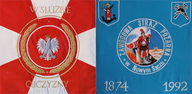 Widok obydwu stron sztandaru Zawodowej Straży Pożarnej w Nowym Sączu. Na jednym płacie w kolarze biało czerwonym widoczny orzeł w koronie. Na drugim płacie koloru niebieskiego widoczny Święty Florian , herb Nowego Sącza oraz lata 1874 i 1992