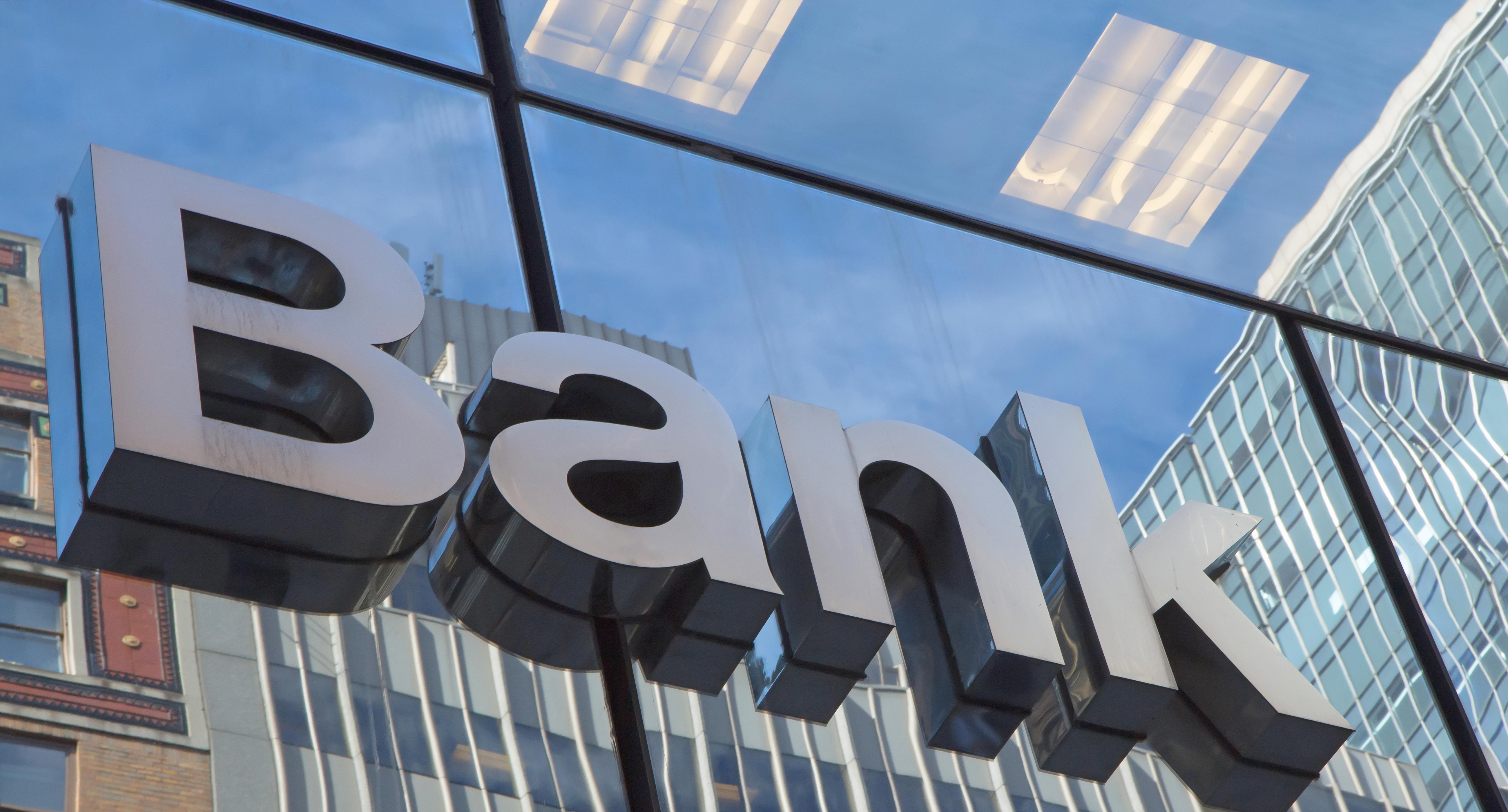 Napis Bank na scianie budynku