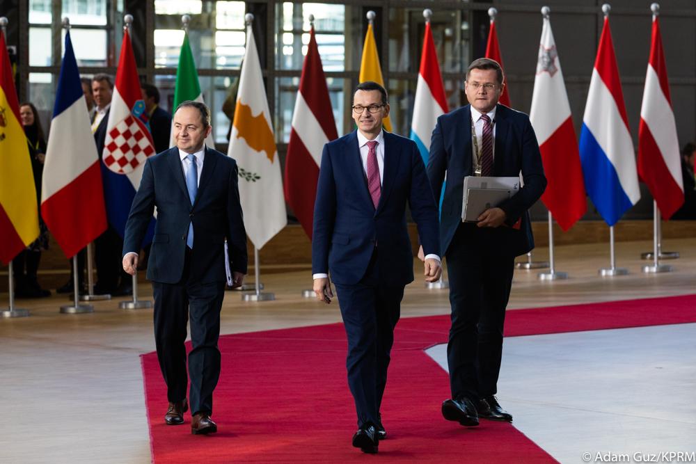 Sekretarz stanu w Ministerstwie Spraw Zagranicznych Konrad Szymański, premier Mateusz Morawiecki i stały przedstawiciel RP przy UE Andrzej Sadoś idą.