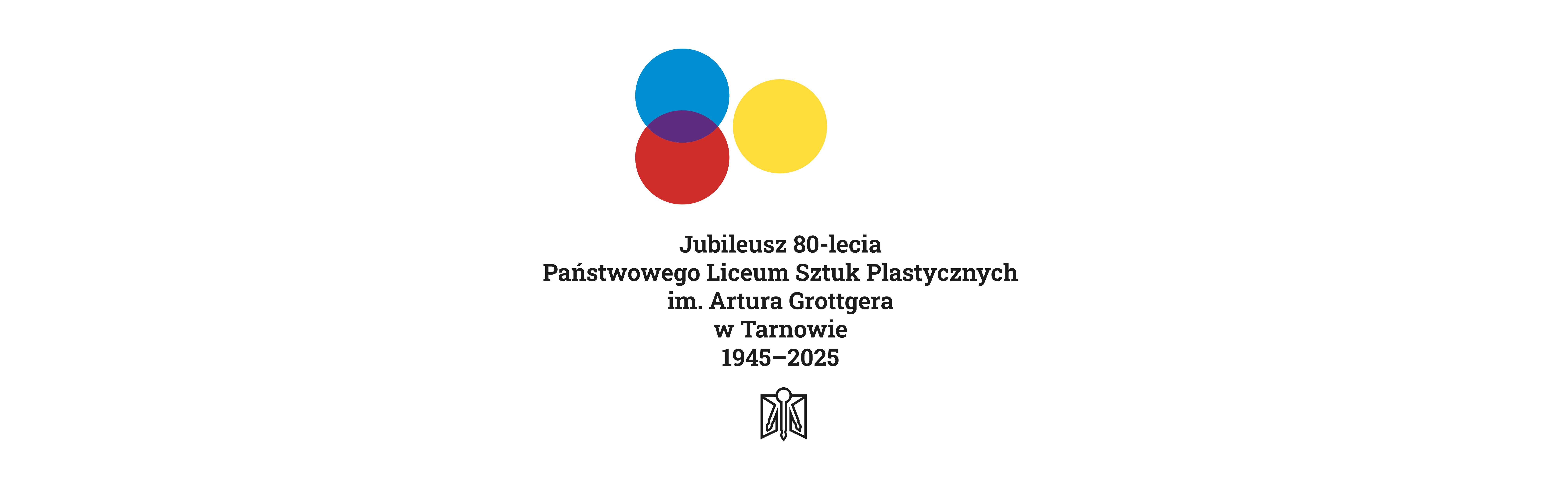 Grafika jubileuszowa z okazji 80-lecia Państwowego Liceum Sztuk Plastycznych im. Artura Grottgera w Tarnowie. U góry trzy kolorowe koła: niebieskie, czerwone i żółte, częściowo nachodzące na siebie, tworzące w środku fioletowe przecięcie. Poniżej czarny napis: ‘Jubileusz 80-lecia Państwowego Liceum Sztuk Plastycznych im. Artura Grottgera w Tarnowie 1945–2025’. Pod tekstem umieszczono czarno-biały znak graficzny – logo szkoły, którego forma stanowi połączenie otwartych skrzydeł okiennych i trzech pędzli malarskich.