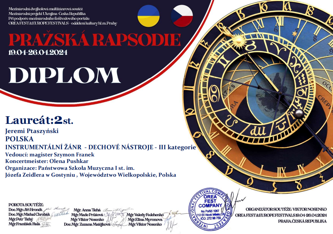 W lewym górnym rogu, na granatowym tle widnieje nazwa konkursu. Poniżej widać tytuł i nazwisko laureata. Po prawej stronie znajduje się praski zegar astronomiczny. W pasku na samym dole zostali wymienieni członkowie jury oraz organizatorzy konkursu. 