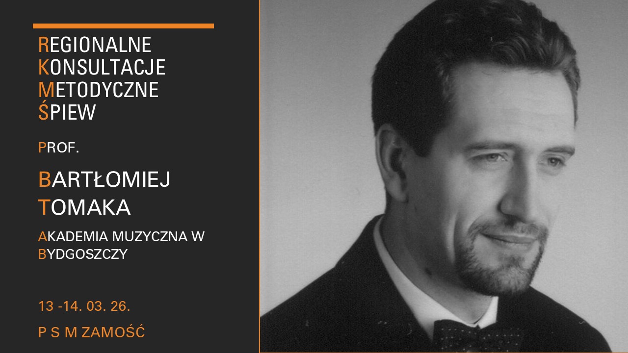Plakat informacyjny o ciemnym, granatowo-czarnym tle z pomarańczowymi akcentami. Po lewej stronie znajduje się tekst zapisany dużymi literami w kolorze białym i pomarańczowym. Po prawej stronie umieszczono czarno-białe zdjęcie portretowe mężczyzny w garniturze i muszce, patrzącego lekko w bok. Na plakacie znajdują się informacje o regionalnych konsultacjach metodycznych dotyczących śpiewu oraz o prowadzącym i miejscu wydarzenia.