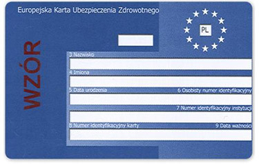 Przód karty EKUZ. Karta ma kolor niebieski. Na górze po lewej napis Europejska Karta Ubezpieczenia Zdrowotnego. Po prawej na jaśniejszym tle symbol Unii Europejskiej (okrąg z gwiazdek) ze znaczkiem PL pośrodku. Poniżej pola do wypełnienia: nazwisko, imiona, data urodzenia, osobisty numer identyfikacyjny, numer identyfikacyjny instytucji, numer identyfikacyjny karty, data ważności. Duży napis wzór po lewej stronie