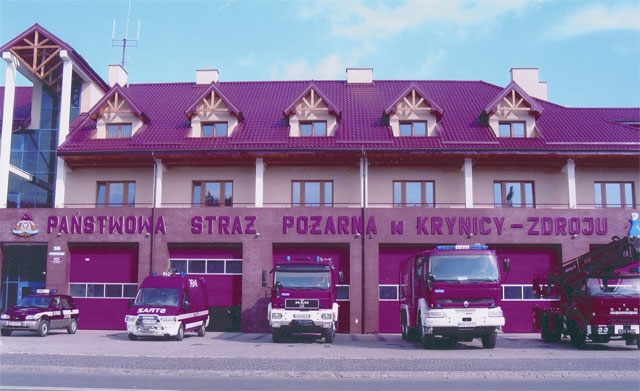 Budynek nowej strażnicy JRG Krynica widziany od ulicy Piłsudskiego a na placu stoją samochody JRG.