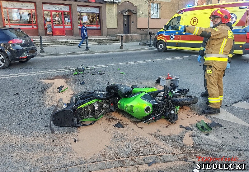 Wypadek samochodu osobowego i motocykla. Na zdjęciu wrak motocykla.