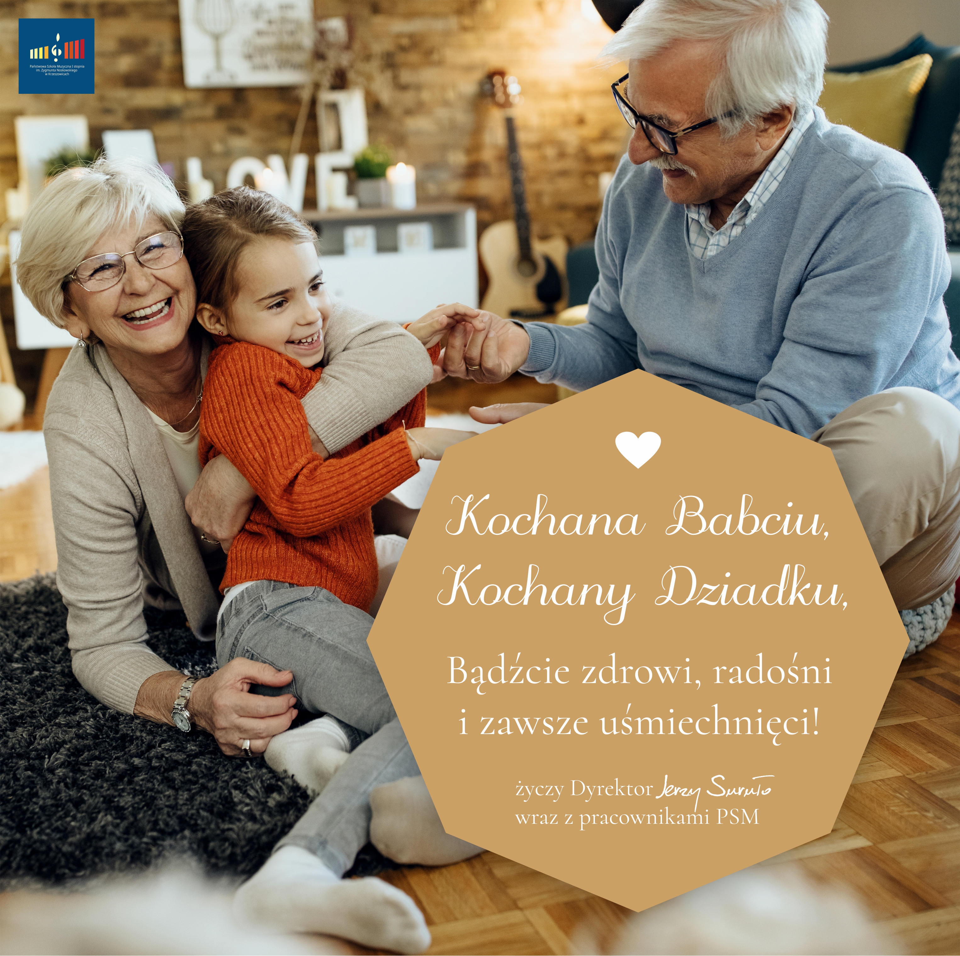 Zdjęcie domniemanych roześmianych dziadków z dzieckiem. U góry po lewej logo szkoły. Po prawej na dole tekst: Kochana Babciu, Kochany Dziadku, Bądźcie zdrowi, radośni i zawsze uśmiechnięci! życzy dyrektor Jerzy Suruło wraz z pracownikami PSM