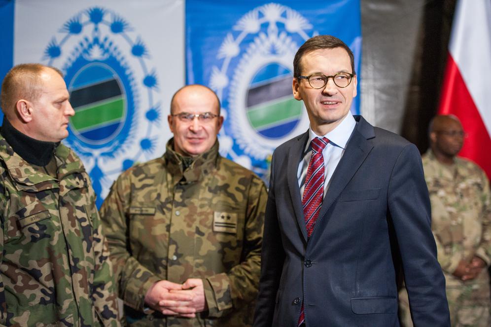 Premier Mateusz Morawiecki z żołnierzami.