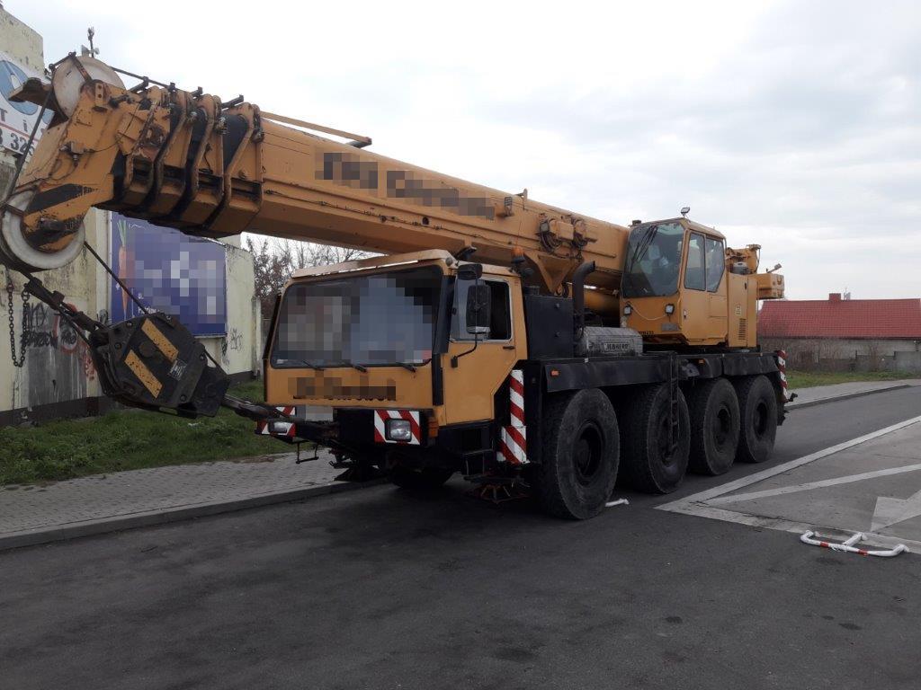 Dźwig samojezdny w miejscu kontroli