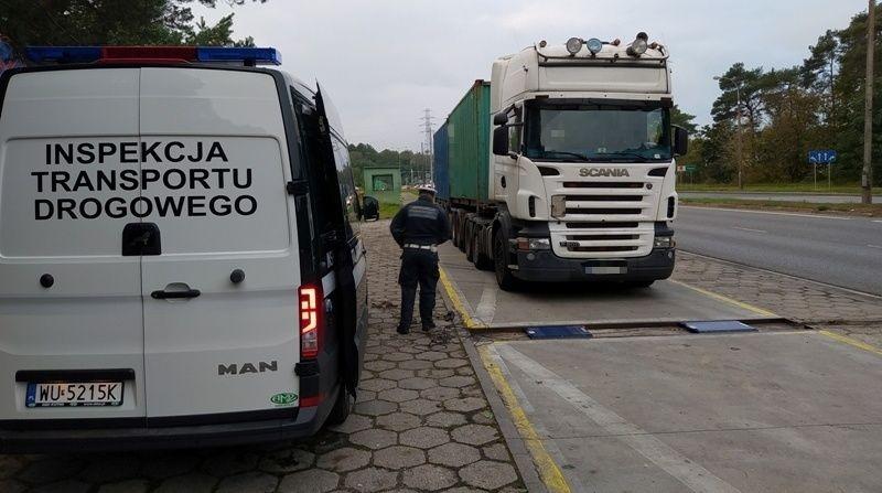 Inspektor rozpoczyna ważenie wieloosiowego zestawu.