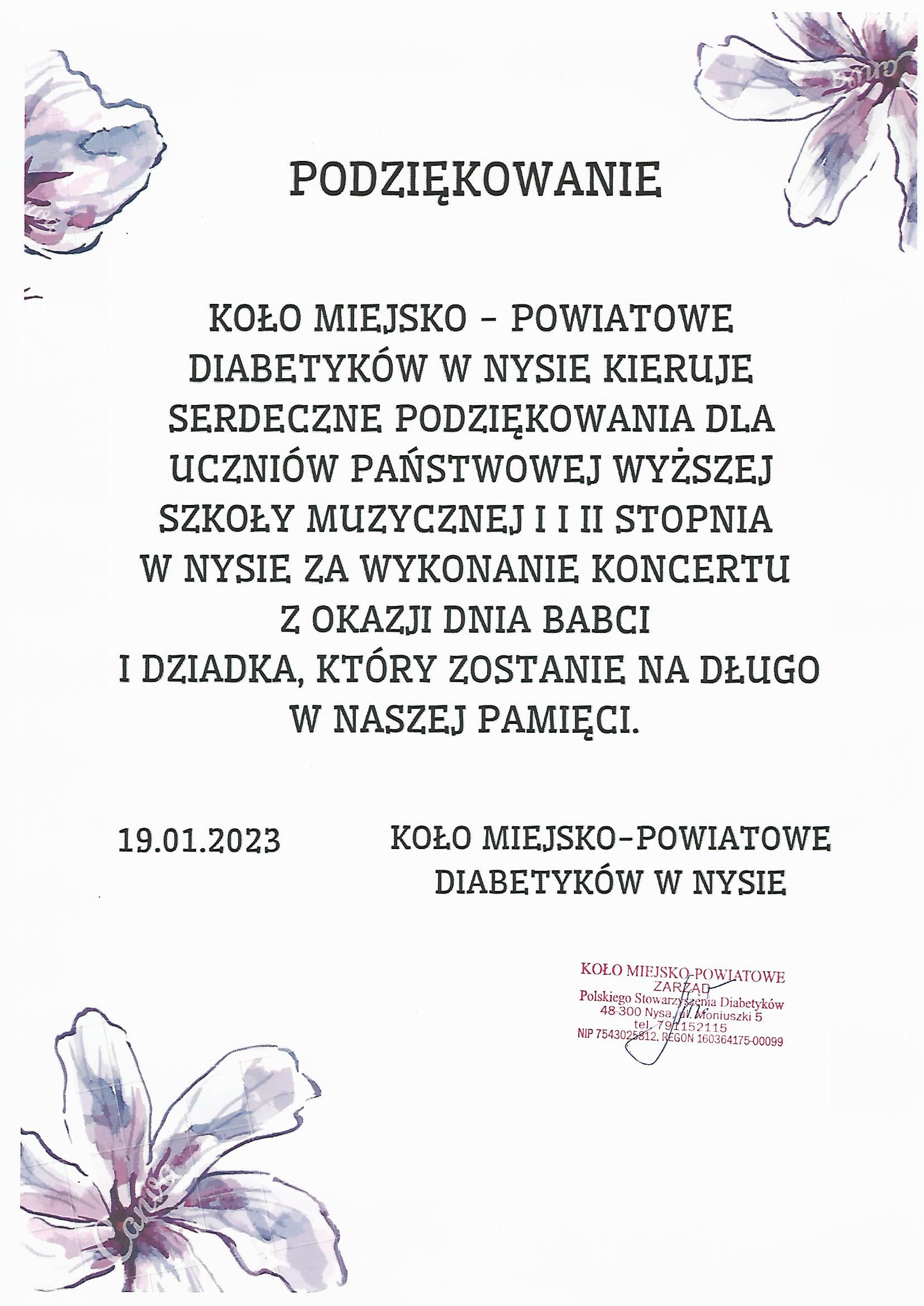 Grafika z tekstem, ozdobionym rysunkami kwiatów. Napis: PODZIĘKOWANIE. Koło Miejsko-Gminne Diabetyków w Nysie kieruje podziękowania dla uczniów Państwowej Wyższej (tu błąd, należy pominąć słowo "wyższej") Szkoły Muzycznej I i II stopnia w Nysie za wykonanie koncertu z okazji dnia Babci i Dziadka, który zostanie na długo w naszej pamięci. poniżej: 19.01.2023 Koło Miejsko-Gminne Diabetyków w Nysie. pod spodem pieczątka Koła.