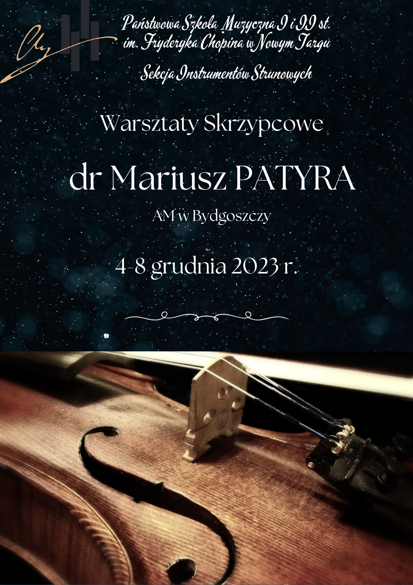 Grafika plakatu jest podzielona na dwie części. Górna część to rozgwieżdżone nocne niebo. Dolna część to zdjęcie z bliska środkowej części skrzypiec. W lewym górnym rogu znajduje się logo szkoły. Obok pełna nazwa szkoły oraz sekcji organizującej warsztaty - Sekcji Instrumentów Strunowych. Poniżej nazwa wydarzenia oraz dane osoby prowadzącej warsztaty- czyli Warsztaty skrzypcowe prowadzone przez Mariusza Patyrę z Akademii Muzycznej w Bydgoszczy. Kolejno daty trwania warsztatów- od 4 do 8 grudnia 2023 r.