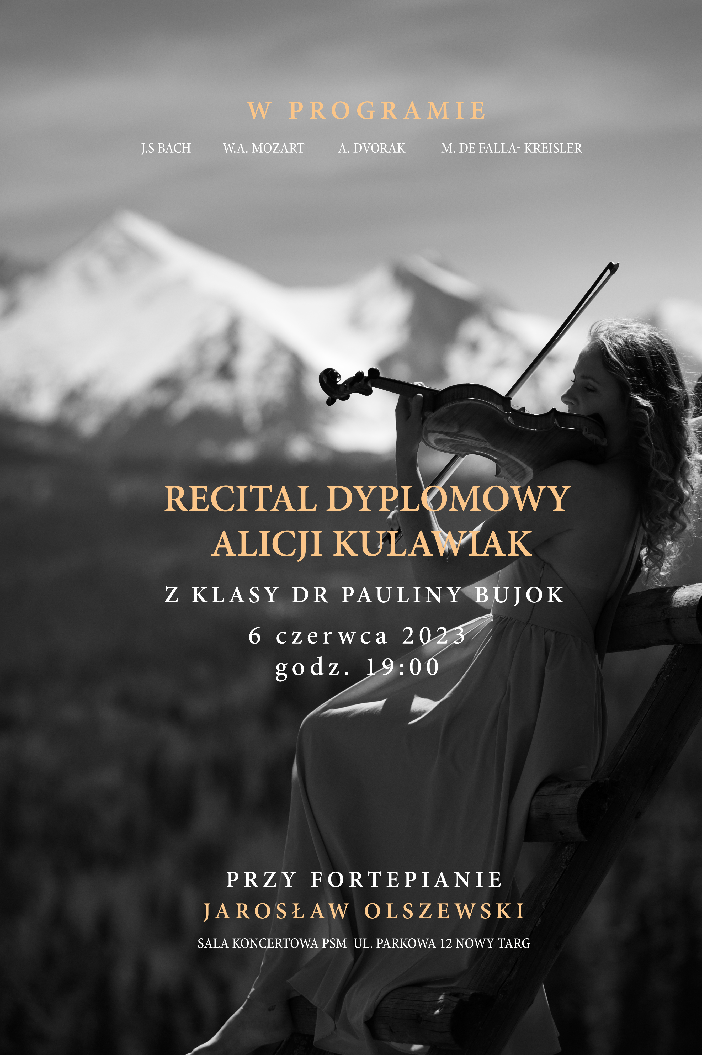 Plakat czarno-biały. Uczennica siedzi na podniesieniu i gra na skrzypcach, w tle panorama gór. W górnej części plakatu program recitalu, na środku pełna nazwa wydarzenia oraz dane grającej dyplom oraz dane nauczycielki, data i godzina. Na samym dole dane personalne akompaniatora, miejsce wydarzenia.