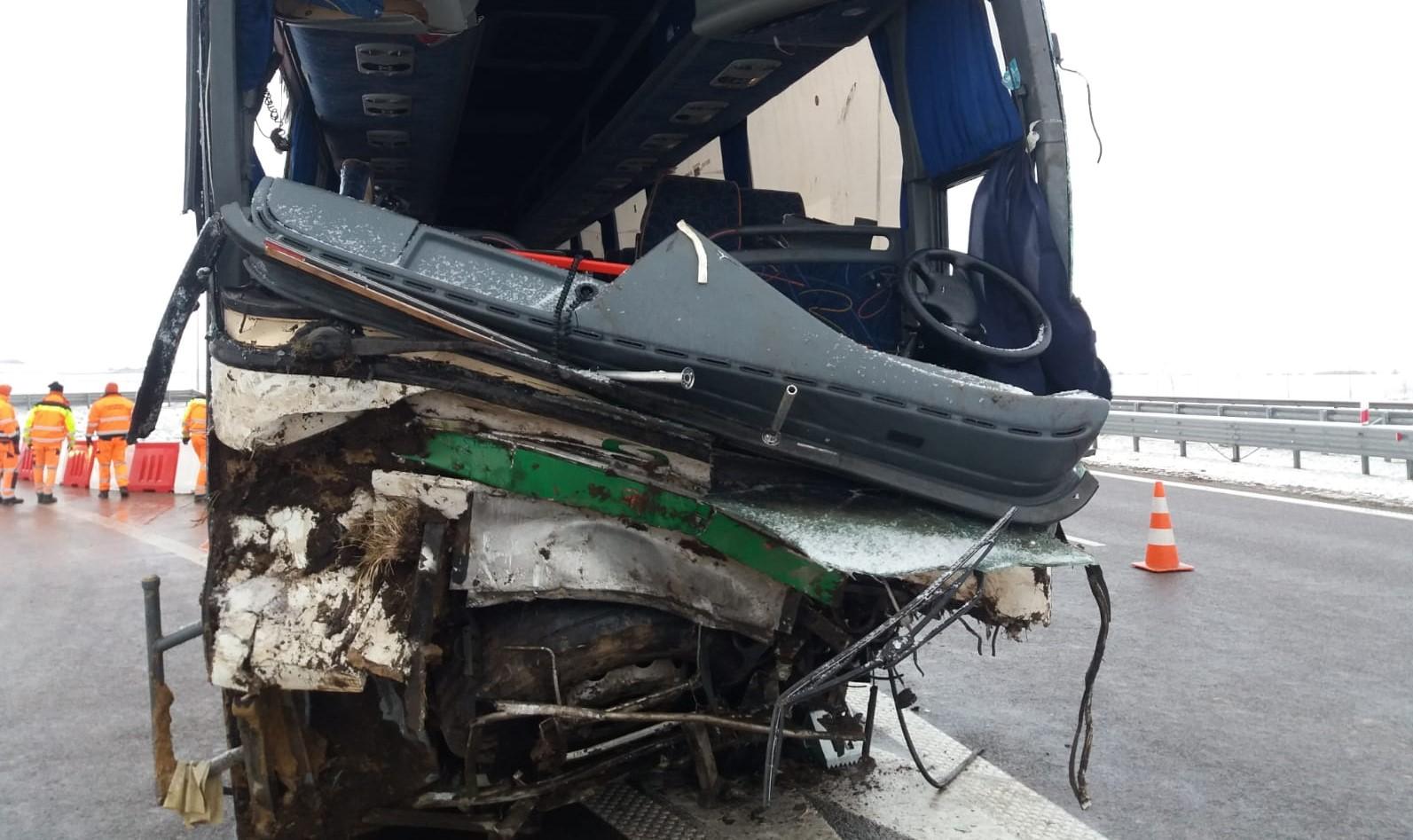 Rozbity przód ukraińskiego autokaru, który zjechał z autostrady A4.