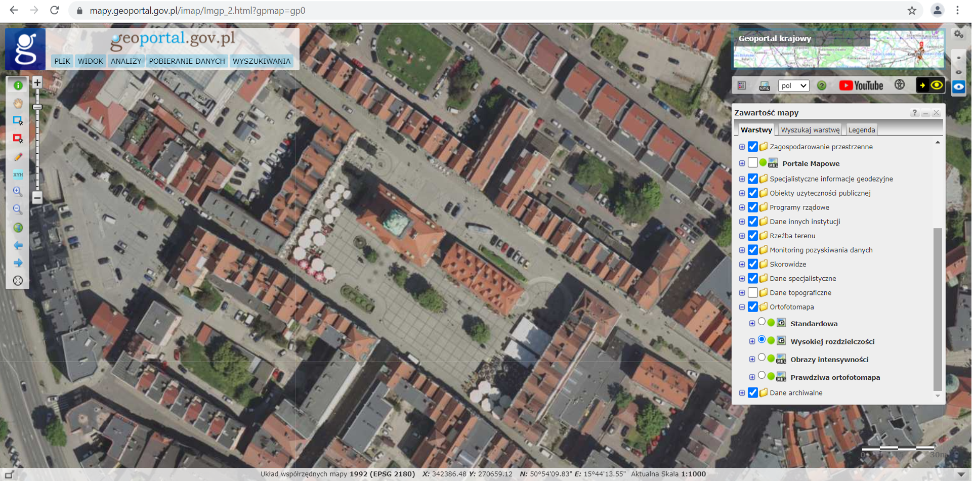 Ilustracja przedstawia zrzut ekranu z serwisu www.geoportal.gov.pl przedstawiający miasto Jelenia Góra w usłudze Ortofotomapa Wysokiej Rozdzielczości
