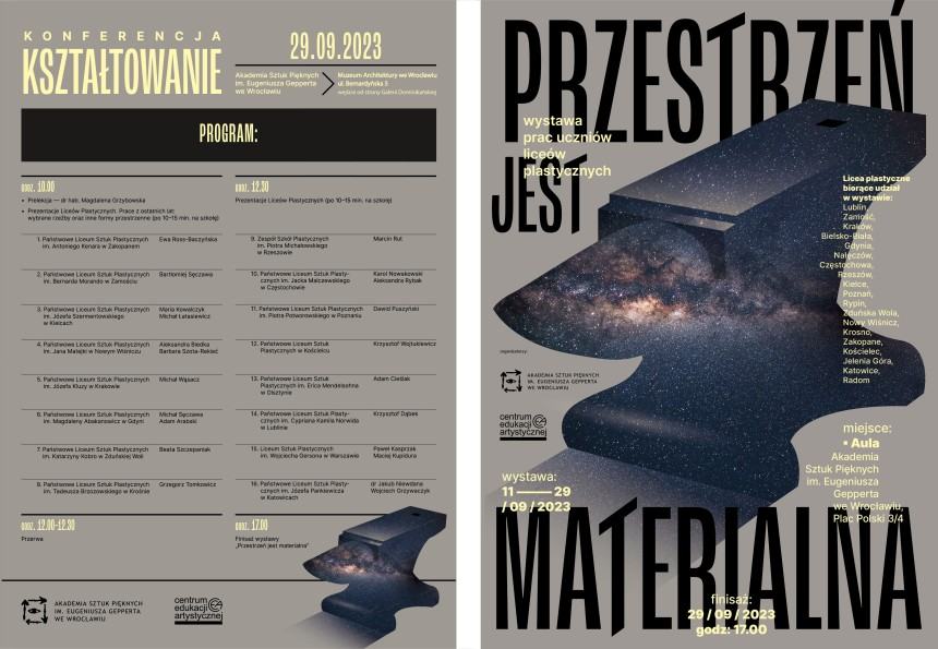 Baner przedstawia 2 plakaty dotyczący wystawy prac uczniów liceów plastycznych o nazwie "Kształtowanie". po lewej stronie znajduje się program wystawy. Po prawej stronie grafika przedstawiająca obraz galaktyki wycięty w kształcie kowadła z tytułem "Przestrzeń Jest Materialna".