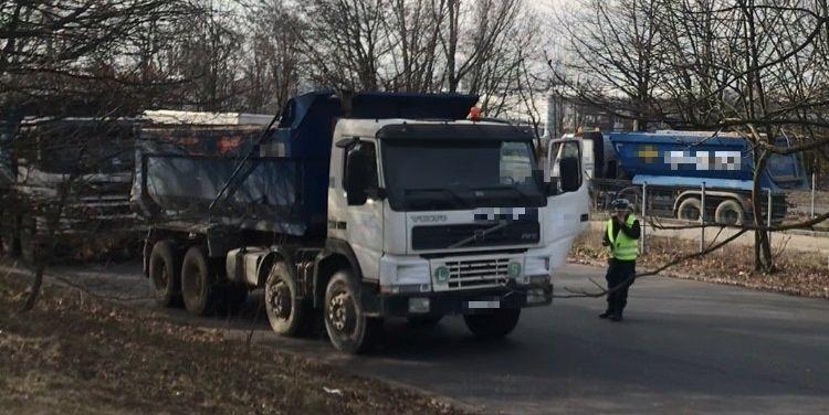 Przeładowane wywrotki zatrzymali inspektorzy łódzkiej ITD.