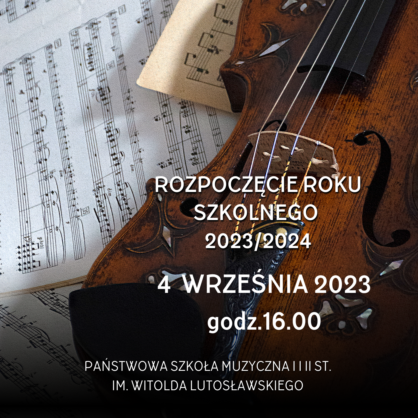 Plakat informujący o rozpoczęciu roku szkolnego 2023 / 2024 w dniu 4 września 2023 o godzinie 16.00. Biały napis umieszczony jest na tle skrzypiec leżących na nutach. 